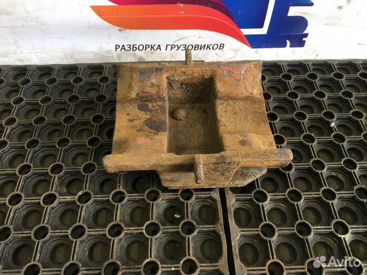 1268400 Проставка стремянки рессоры