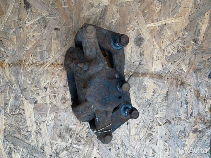 Суппорт тормозной передний Toyota Avensis