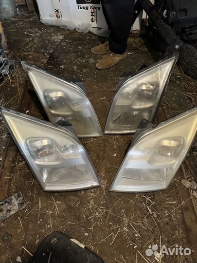 Передние фары Ford Transit