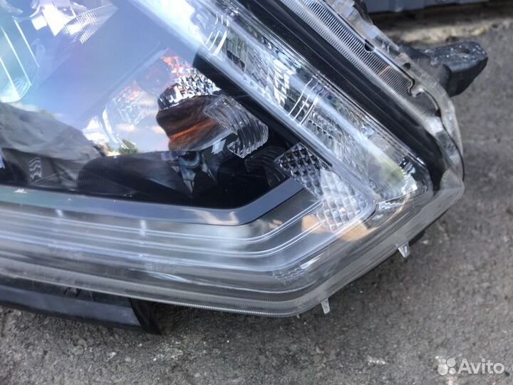 Фара галогеновая передняя правая Nissan X-Trail