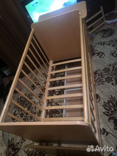 Детская кроватка с маятником и ящиком