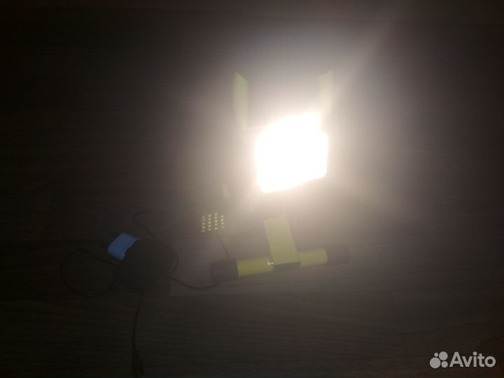 Светодиодный прожектор с аккумулятором 15W Фонарик