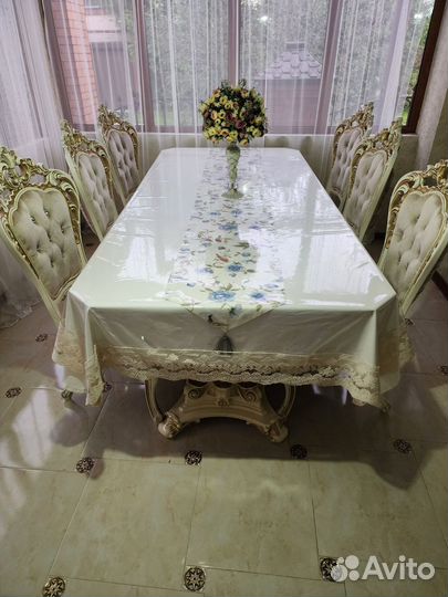 Стол и стулья