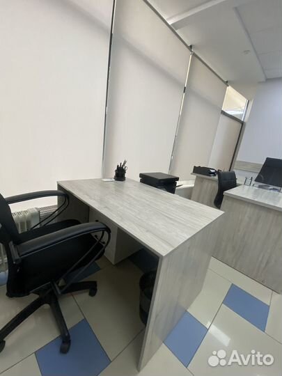 Стол руководителя с брифингом и стулья