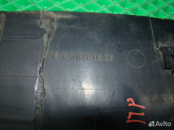 Накладка стойки передняя правая Mercedes w123