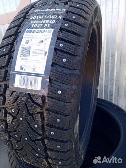 Royal Black Royal Stud II 245/45 R20 103T
