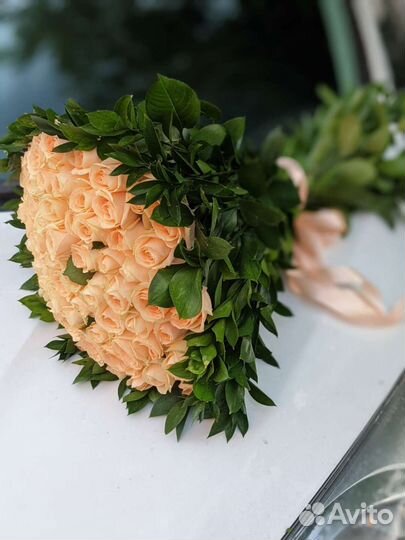 Букет 51/ 75 роз в зелени