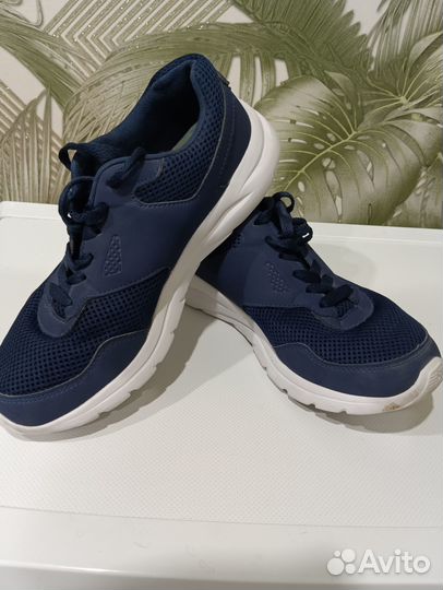 Кроссовки женские