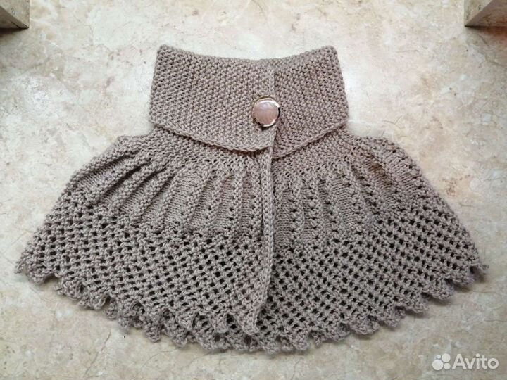 Женская вязаная манишка бежевая