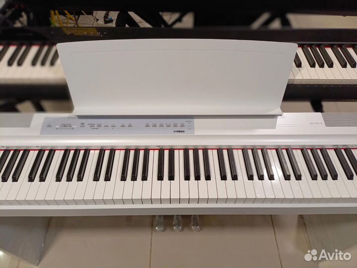 Цифровое фортепиано Yamaha белое + стойка и педали