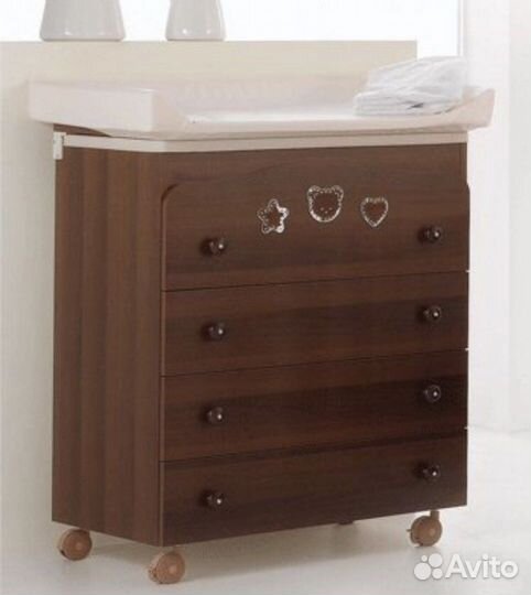 Детская кроватка и пеленальный комод