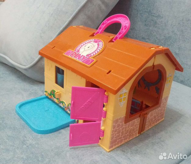 Игрушечная конюшня-домик