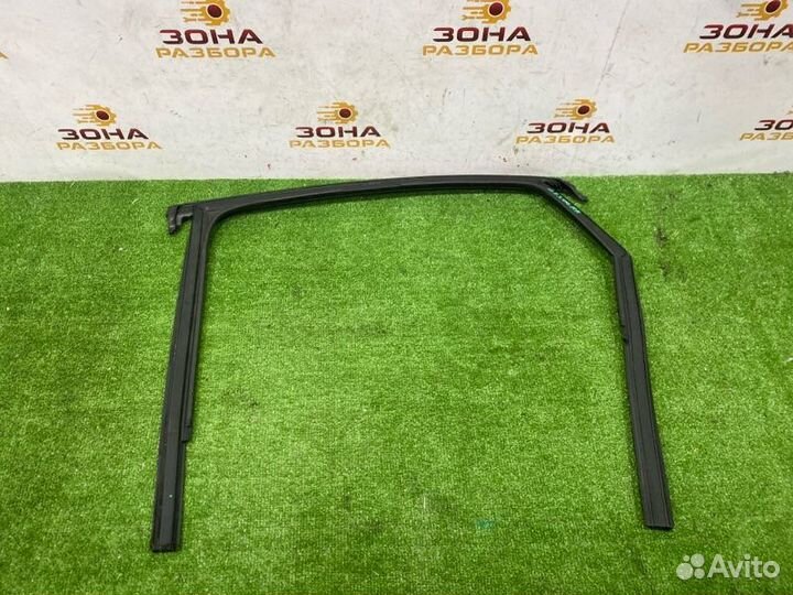 Уплотнитель стекла двери задний правый Audi A4 B9