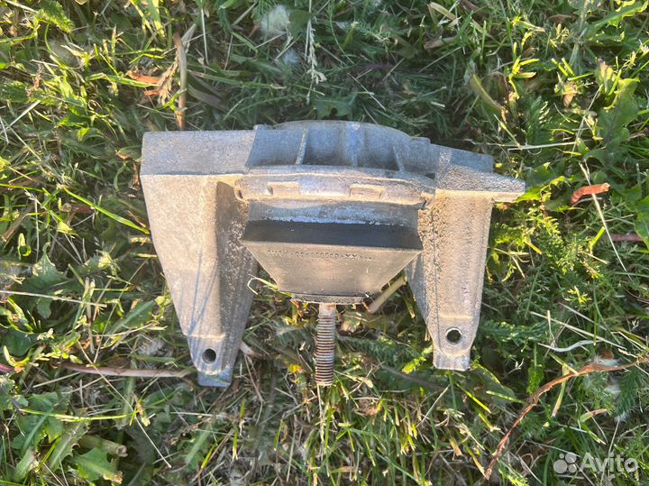 Подушка двигателя Audi a6/100 c4