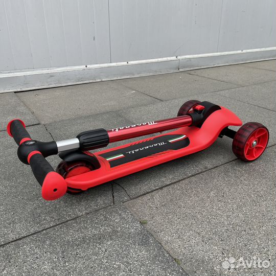 Трехколесный беговел-самокат Maserati с сиденьем