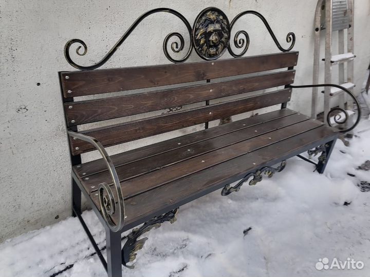 Скамейка с элементами ковки