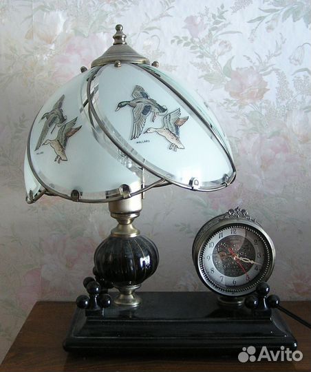 Настольная лампа с часами и регулировкой освещения