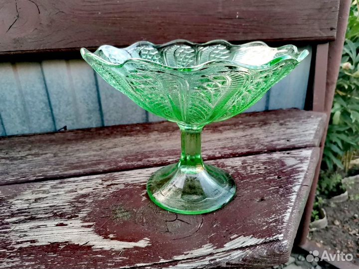 Ваза для фруктов на ножке цветное стекло СССР