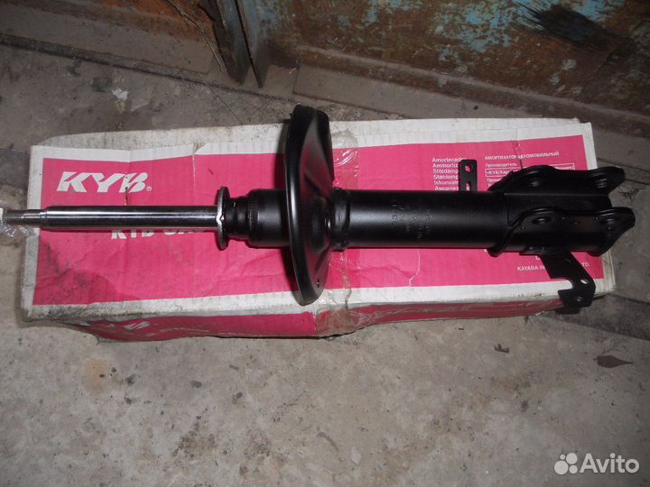 Амортизатор перед лев. Toyota Sprinter Carib AE111