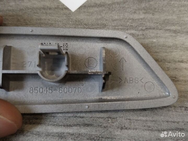 Крышка форсунки Прадо 150 левая черная 17-20