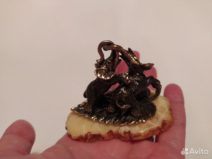 Слоники на листике