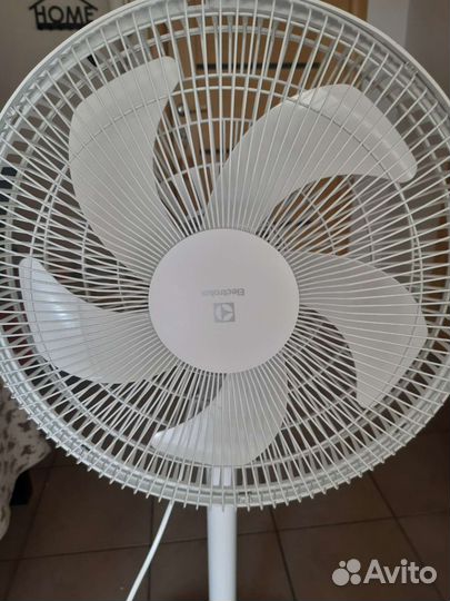 Вентилятор напольный electrolux EFF 1005