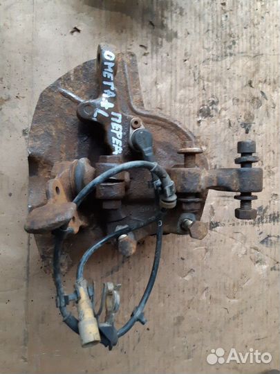 Кулак поворотный передний Опель Омега А