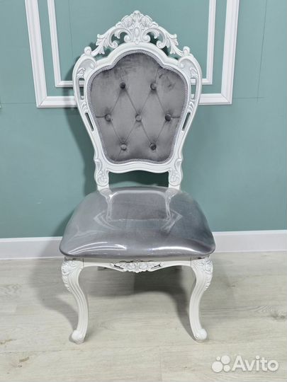 Стол и стулья