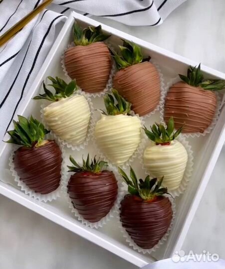 Клубника и финики в шоколаде