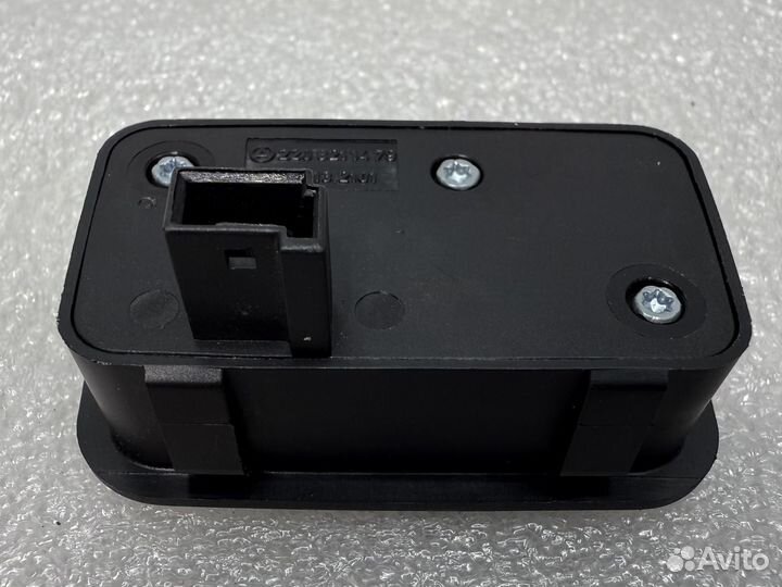 Кнопка крышки багажника Mercedes A2208211479