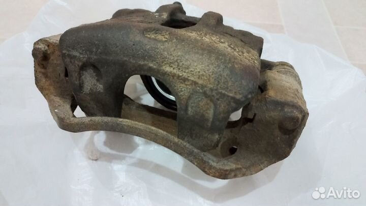 Суппорт тормозной передний левый kia cerato TD 2