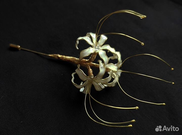 Брошь белая паучья лилия ликорис