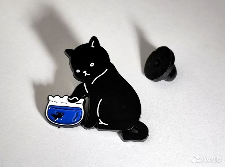 Значки черный кот с рыбой