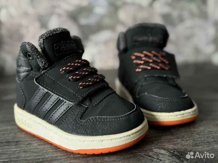 Демисезонные кроссовки Adidas 22