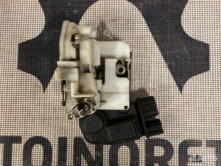 Замок двери передний правый Honda Stepwgn S6AR