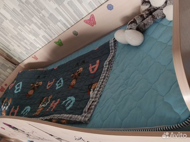 Детская кровать чердак со столом и шкафом