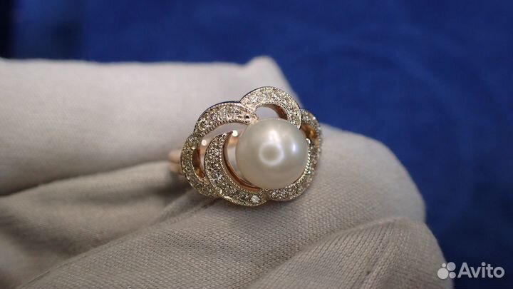 Золотое кольцо с бриллиантами и жемчугом