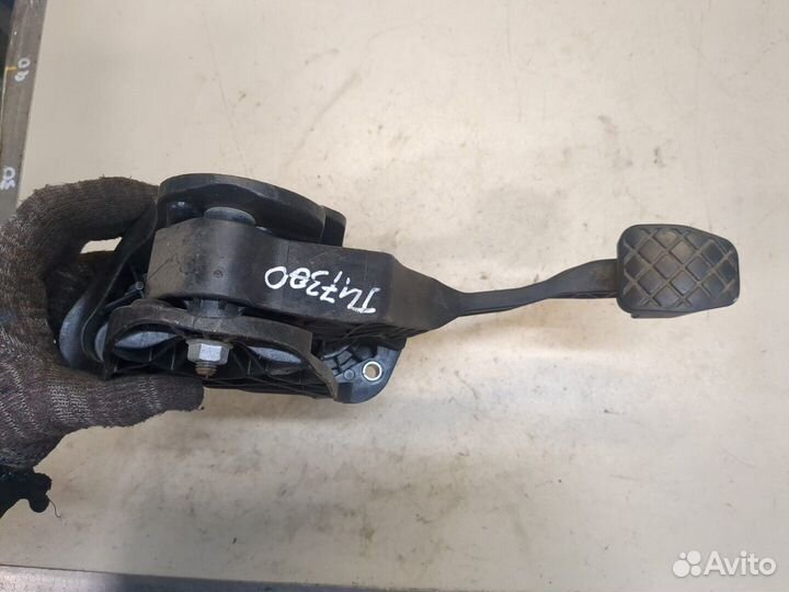 Педаль сцепления Volkswagen Touran, 2011