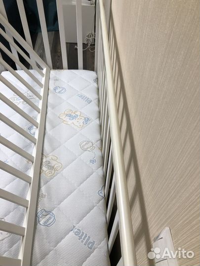 Детская кроватка с маятником и ящиком