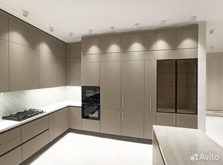 Кухня с фрезерованными фасадами