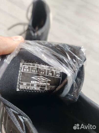 Футбольные бутсы umbro