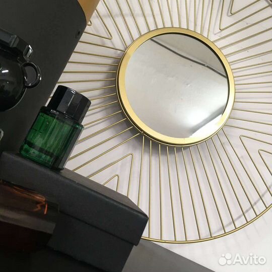 Круглое зеркало в металлической раме