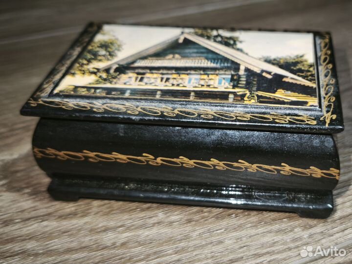 Деревянная шкатулка