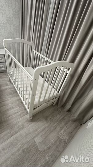 Детская кроватка с маятником и ящиком