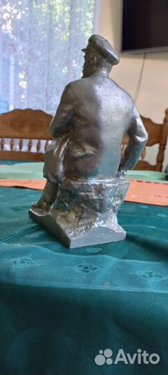 Бюст Ленин сидит на пеньке