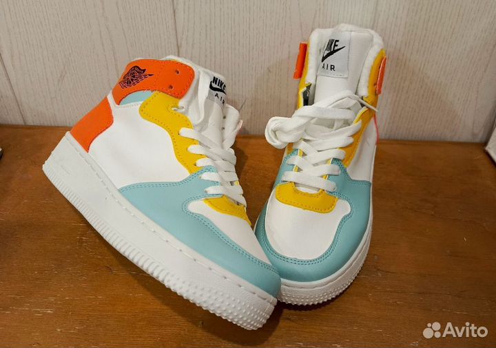 Кроссовки женские