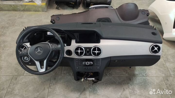 Mercedes W204 GLK торпедо салона