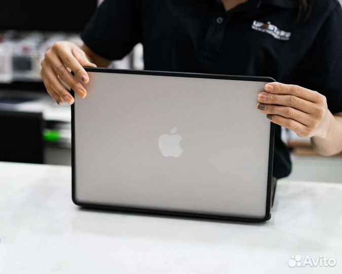 Uniq Venture Macbook Air 13