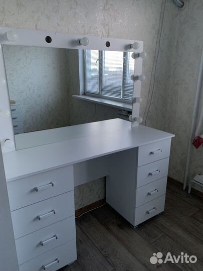 Гримерный стол с зеркалом и подсветкой