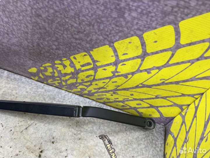 Поводок стеклоочистителя правый Lancer Лансер 10